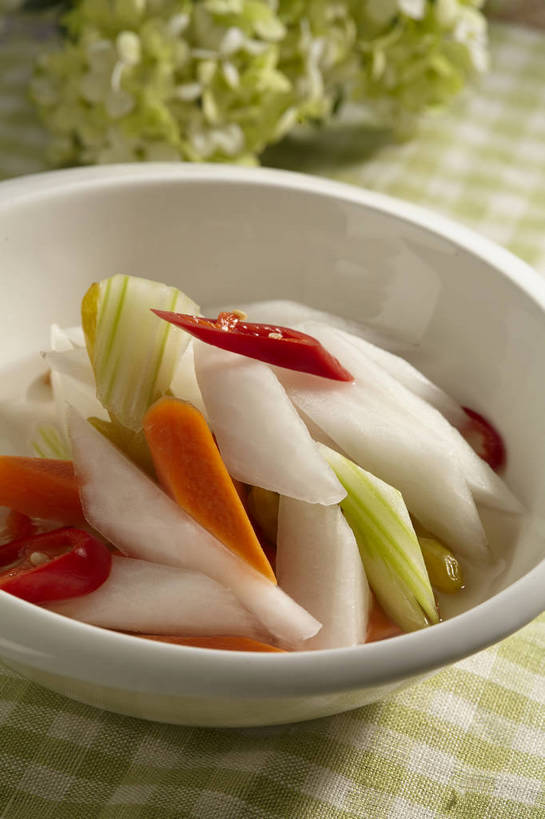 无人,竖图,俯视,室内,特写,白天,餐桌,桌子,萝卜,胡萝卜,白萝卜,辣椒,芹菜,蔬菜,一堆,许多,切开,阴影,堆叠,堆积,新鲜,盛开,反射,影子,陶瓷,西芹,食品,陶瓷制品,很多,酱菜,花蕾,花,花瓣,花朵,鲜花,食物,腌制,一个,红色,绿色,白色,容器,碗,花苞,花蕊,切,橙色,有机食品,绿色食品,单个,餐台,储藏,堆,储存,黄萝卜,番萝卜,剖面,腌渍,切面,辣角,红海椒,大椒,辣虎,广椒,药芹,水芹,莱菔,辣子,红萝卜,红辣椒,旱芹,海椒,甘荀,番椒,彩图,高角度拍摄,西洋芹菜,丁香萝卜,胡芦菔金,金笋,贮存,shjb1