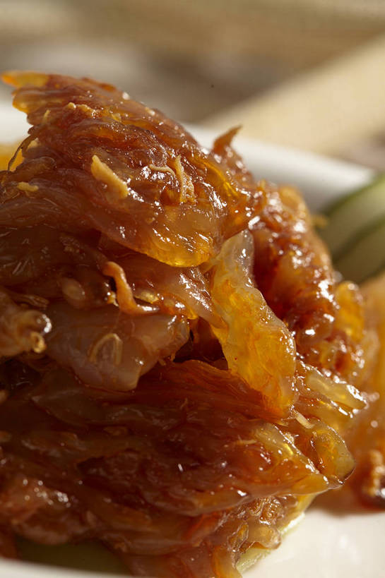 无人,竖图,俯视,室内,特写,白天,烹饪,中餐,餐桌,桌子,黄瓜,蔬菜,餐具,切开,阴影,朦胧,模糊,新鲜,反射,碟子,盘,影子,料理,食品,冷盘,菜肴,美食,食物,一个,绿色,盘子,碟,切,中式,冷菜,凉拌海蜇头,凉菜,佳肴,有机食品,绿色食品,单个,餐台,中华料理,剖面,海蜇头,切面,本帮菜,沪菜,上海菜,青瓜,胡瓜,彩图,高角度拍摄,shjb1