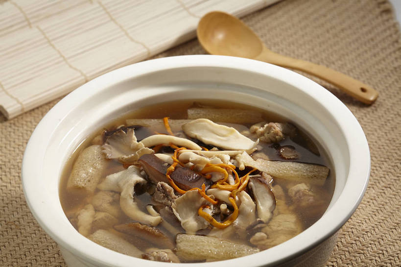 无人,横图,俯视,室内,特写,白天,烹饪,西餐,植物,餐桌,桌子,蔬菜,许多,漂浮,新鲜,木制,勺子,陶瓷,菌菇,肉,蔬菜汤,汤,料理,食品,草药,药草,陶瓷制品,很多,菌类,猪肉,豆苗,平菇,菜肴,美食,肉类,中药,食物,两个,木制品,容器,调羹,汤匙,碗,食用菌,西式,佳肴,有机食品,绿色食品,餐台,肉皮,储藏,漂流,真菌,储存,药材,中草药,豌豆苗,肉食,豚肉,中药材,本草,豌豆藤,流浪,糙皮侧耳,侧耳,黑牡丹菇,流落,流散,漂泊,飘泊,飘流,虫草,羹汤,猪肉皮,彩图,高角度拍摄,贮存,菌菇汤,虫草菌,虫草花,shjb1,上汤豆苗