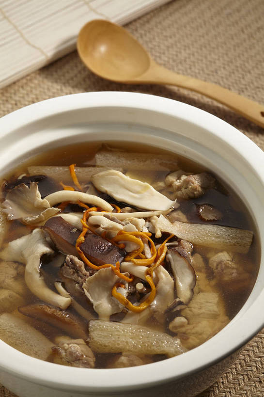 无人,竖图,俯视,室内,特写,白天,烹饪,西餐,植物,餐桌,桌子,蔬菜,许多,漂浮,新鲜,木制,勺子,陶瓷,菌菇,肉,蔬菜汤,汤,料理,食品,草药,药草,陶瓷制品,很多,菌类,猪肉,豆苗,平菇,菜肴,美食,肉类,中药,食物,两个,木制品,容器,调羹,汤匙,碗,食用菌,西式,佳肴,有机食品,绿色食品,餐台,肉皮,储藏,漂流,真菌,储存,药材,中草药,豌豆苗,肉食,豚肉,中药材,本草,豌豆藤,流浪,糙皮侧耳,侧耳,黑牡丹菇,流落,流散,漂泊,飘泊,飘流,虫草,羹汤,猪肉皮,彩图,高角度拍摄,贮存,菌菇汤,虫草菌,虫草花,shjb1,上汤豆苗