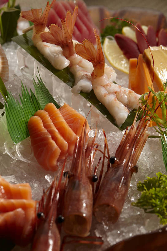海鲜,拼盘,三文鱼,无人,竖图,俯视,室内,特写,白天,烹饪,鲑鱼,柠檬,萝卜,胡萝卜,蔬菜,水果,叶子,许多,新鲜,鱼,冰,肉,生食,鱼肉,日本料理,冰块,料理,食品,果实,绿叶,蓬蒿,很多,蔬果,冷冻,水产,冷盘,菜肴,美食,肉类,鱼类,海洋生物,食物,绿色,日式料理,日式,橙色,嫩叶,寒冷,冷菜,凉菜,佳肴,有机食品,绿色食品,冷藏,虾肉,冰冷,水生动物,海产品,黄萝卜,番萝卜,水生物,肉食,海底动物,茼蒿,鲑,春菊,茼蒿菜,保鲜,叶,叶片,益母果,柠果,红萝卜,甘荀,彩图,高角度拍摄,丁香萝卜,胡芦菔金,金笋,shjb1,刺身拼盘