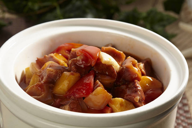 无人,横图,俯视,室内,特写,白天,烹饪,中餐,餐桌,桌子,辣椒,土豆,洋葱,叶子,朦胧,模糊,陶瓷,调料,酱料,酱汁,肉,佐料,牛肉,料理,食品,绿叶,陶瓷制品,调味品,调味料,酱,土豆炖牛肉,菜肴,美食,肉类,食物,一个,红色,容器,碗,中式,嫩叶,佳肴,单个,餐台,中华料理,储藏,储存,玉葱,肉食,辣角,红海椒,大椒,辣虎,广椒,馍馍蛋,荷兰葱,叶,叶片,圆葱,洋芋,洋葱头,山药蛋,球葱,马铃薯,辣子,红辣椒,海椒,番椒,葱头,彩图,高角度拍摄,贮存,shjb1