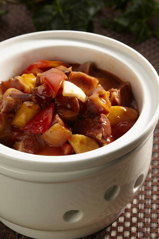 无人,竖图,俯视,室内,特写,白天,烹饪,中餐,餐桌,桌子,辣椒,土豆,洋葱,叶子,朦胧,模糊,陶瓷,调料,酱料,酱汁,肉,佐料,牛肉,料理,食品,绿叶,陶瓷制品,调味品,调味料,酱,土豆炖牛肉,菜肴,美食,肉类,食物,一个,红色,容器,碗,中式,嫩叶,佳肴,单个,餐台,中华料理,储藏,储存,玉葱,肉食,辣角,红海椒,大椒,辣虎,广椒,馍馍蛋,荷兰葱,叶,叶片,圆葱,洋芋,洋葱头,山药蛋,球葱,马铃薯,辣子,红辣椒,海椒,番椒,葱头,彩图,高角度拍摄,贮存,shjb1