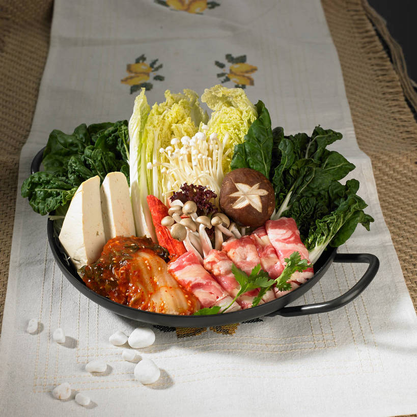 豆腐,无人,横图,俯视,室内,特写,白天,烹饪,中餐,石头,餐桌,桌子,蔬菜,西红柿,椰菜,卷心菜,厨具,叶子,金属制品,阴影,新鲜,反射,金属,锅子,石子,影子,大白菜,金针菇,菌菇,香菜,香菇,紫甘蓝,肉,牛肉,料理,食品,绿叶,菌类,锅,白菜,火锅,平菇,菜肴,美食,肉类,紫包菜,食物,一个,餐巾,中式,嫩叶,赤甘蓝,甘蓝,食用菌,佳肴,有机食品,绿色食品,单个,餐台,锅具,中华料理,真菌,豆制品,肉食,烹饪用具,紫椰菜,肥牛,胡菜,香荽,原荽,园荽,芫荽,结球白菜,姬菇,胡荽,莞荽,芫茜,芫蓿,莚葛草,莚荽菜,构菌,金菇,毛柄金钱菌,银针菇,智力菇,糙皮侧耳,侧耳,黑牡丹菇,胶菜,椎茸,紫圆白菜,保洁方巾,口布,甘蓝菜,叶,叶片,烹调用具,石块,岩石,洋柿子,结球甘蓝,红甘蓝,柑仔蜜,甘兰,番茄,臭柿,包心菜,烹调,彩图,高角度拍摄,六月柿,平庄菇,香菌,香蕈,圆白菜,黄芽白,喜报三元,肥牛卷,shjb1