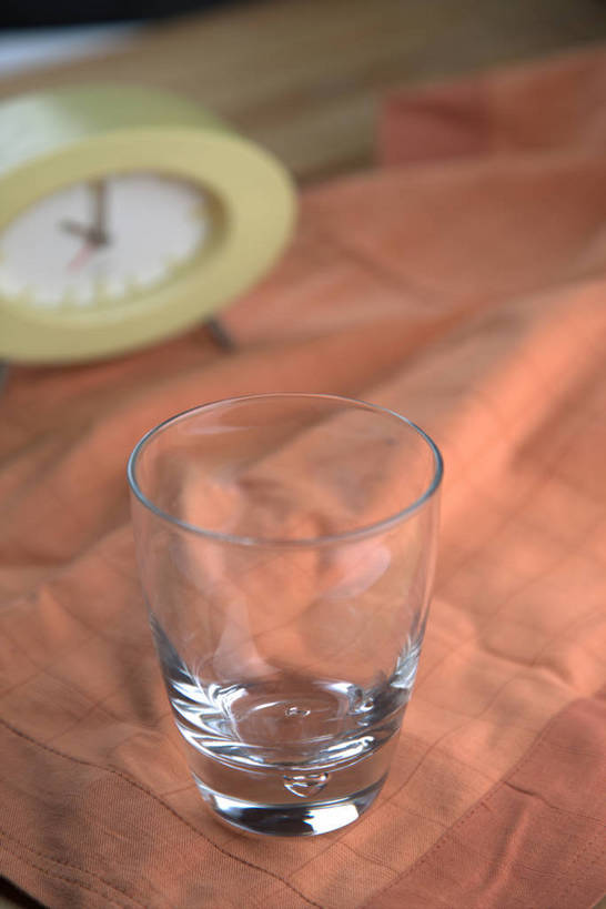 无人,竖图,俯视,室内,特写,白天,餐桌,桌子,杯子,闹钟,朦胧,模糊,时间,时钟,计时,玻璃制品,一个,黄色,水杯,钟表,表,单个,餐台,玻璃杯,钟,彩图,高角度拍摄,shjb1