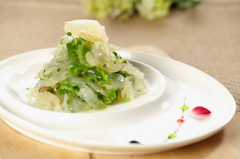 无人,横图,俯视,室内,特写,白天,烹饪,中餐,餐桌,桌子,蔬菜,餐具,一堆,许多,堆叠,堆积,朦胧,模糊,新鲜,盛开,碟子,盘,葱,青葱,料理,食品,很多,花蕾,冷盘,菜肴,美食,花,花瓣,花朵,鲜花,食物,两个,绿色,白色,盘子,碟,花苞,花蕊,中式,冷菜,凉拌海蜇头,凉菜,佳肴,有机食品,绿色食品,餐台,中华料理,堆,海蜇头,本帮菜,沪菜,上海菜,彩图,高角度拍摄,shjb1