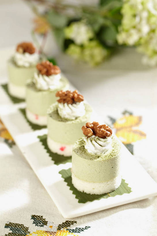 点心,无人,竖图,俯视,室内,特写,白天,下午茶,幸福,餐桌,茶,桌子,餐具,叶子,一排,阴影,朦胧,模糊,整齐,盛开,反射,碟子,盘,影子,核桃,绿茶,抹茶,茶叶,食品,坚果,果实,绿叶,花蕾,娱乐,花,花瓣,花朵,鲜花,食物,糕点,排列,一个,盘子,碟,干果,奶油,花苞,花蕊,四个,享受,休闲,温馨,嫩叶,放松,乐趣,单个,餐台,抹茶蛋糕,提神,乳制品,舒适,队列,醒脑,胡桃,羌桃,激凌,克林姆,淇淋,叶,叶片,彩图,高角度拍摄,不发酵茶,苦茗,蛋糕,shjb1