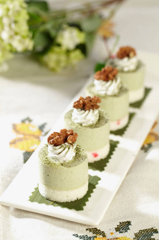 点心,无人,竖图,俯视,室内,特写,白天,下午茶,幸福,餐桌,茶,桌子,餐具,叶子,一排,阴影,朦胧,模糊,整齐,盛开,反射,碟子,盘,影子,核桃,绿茶,抹茶,茶叶,食品,坚果,果实,绿叶,花蕾,娱乐,花,花瓣,花朵,鲜花,食物,糕点,排列,一个,盘子,碟,干果,奶油,花苞,花蕊,四个,享受,休闲,温馨,嫩叶,放松,乐趣,单个,餐台,抹茶蛋糕,提神,乳制品,舒适,队列,醒脑,胡桃,羌桃,激凌,克林姆,淇淋,叶,叶片,彩图,高角度拍摄,不发酵茶,苦茗,蛋糕,shjb1