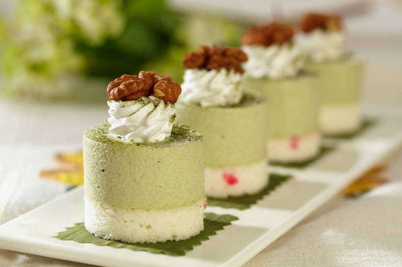 点心,无人,横图,俯视,室内,特写,白天,下午茶,幸福,餐桌,茶,桌子,餐具,叶子,一排,阴影,朦胧,模糊,整齐,盛开,反射,碟子,盘,影子,核桃,绿茶,抹茶,茶叶,食品,坚果,果实,绿叶,花蕾,娱乐,花,花瓣,花朵,鲜花,食物,糕点,排列,一个,盘子,碟,干果,奶油,花苞,花蕊,四个,享受,休闲,温馨,嫩叶,放松,乐趣,单个,餐台,抹茶蛋糕,提神,乳制品,舒适,队列,醒脑,胡桃,羌桃,激凌,克林姆,淇淋,叶,叶片,彩图,高角度拍摄,不发酵茶,苦茗,蛋糕,shjb1