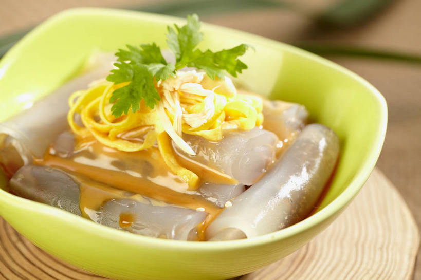 无人,横图,俯视,室内,特写,白天,烹饪,中餐,桌面,桌子,蔬菜,叶子,朦胧,模糊,新鲜,木制,陶瓷,木桌,香菜,蛋,蛋皮,调料,鸡蛋,酱料,酱汁,佐料,料理,食品,绿叶,陶瓷制品,调味品,调味料,酱,凉皮,菜肴,美食,食物,一个,绿色,木制品,容器,碗,中式,嫩叶,佳肴,有机食品,绿色食品,单个,中华料理,储藏,储存,胡菜,香荽,原荽,园荽,芫荽,卵,胡荽,莞荽,芫茜,芫蓿,莚葛草,莚荽菜,陕西凉皮,叶,叶片,彩图,高角度拍摄,鸡卵,鸡子,木桌子,贮存,shjb1