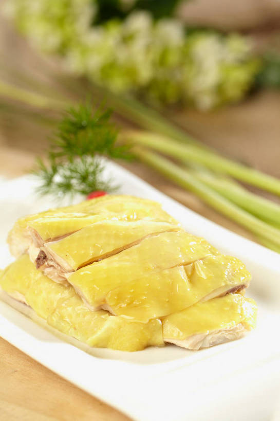 无人,竖图,俯视,室内,特写,白天,烹饪,中餐,餐桌,桌子,餐具,叶子,一排,许多,切开,朦胧,模糊,整齐,盛开,碟子,盘,鸡肉,肉,料理,食品,绿叶,很多,花蕾,菜肴,美食,肉类,花,花瓣,花朵,鲜花,食物,排列,一个,绿色,盘子,碟,花苞,花蕊,切,中式,嫩叶,佳肴,单个,餐台,中华料理,堆,队列,剖面,肉食,白斩鸡,切面,三黄油鸡,叶,叶片,彩图,高角度拍摄,shjb1