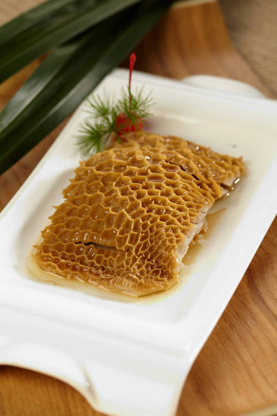 无人,竖图,俯视,室内,特写,白天,烹饪,中餐,餐桌,桌子,樱桃,餐具,水果,叶子,朦胧,模糊,新鲜,碟子,盘,调料,酱料,酱汁,肉,生食,佐料,牛肉,料理,食品,果实,绿叶,调味品,调味料,酱,菜肴,美食,肉类,食物,一个,红色,盘子,碟,中式,嫩叶,佳肴,有机食品,绿色食品,单个,餐台,中华料理,毛肚,肉食,百叶,牛百叶,叶,叶片,樱珠,莺桃,英桃,楔桃,牛桃,荆桃,彩图,高角度拍摄,牛肚,肚尖,牛胃,shjb1