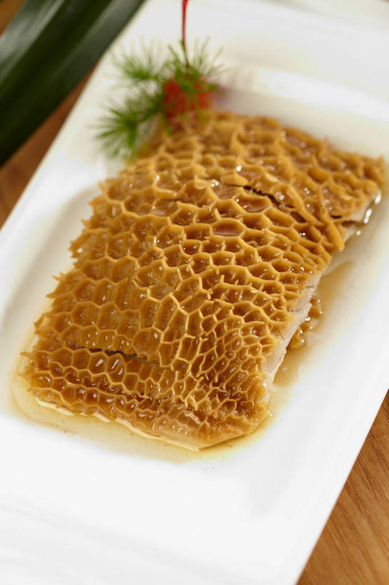 无人,竖图,俯视,室内,特写,白天,烹饪,中餐,餐桌,桌子,樱桃,餐具,水果,叶子,朦胧,模糊,新鲜,碟子,盘,调料,酱料,酱汁,肉,生食,佐料,牛肉,料理,食品,果实,绿叶,调味品,调味料,酱,菜肴,美食,肉类,食物,一个,红色,盘子,碟,中式,嫩叶,佳肴,有机食品,绿色食品,单个,餐台,中华料理,毛肚,肉食,百叶,牛百叶,叶,叶片,樱珠,莺桃,英桃,楔桃,牛桃,荆桃,彩图,高角度拍摄,牛肚,肚尖,牛胃,shjb1