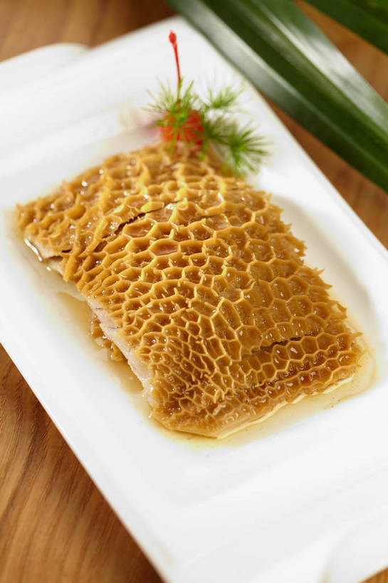 无人,竖图,俯视,室内,特写,白天,烹饪,中餐,餐桌,桌子,樱桃,餐具,水果,叶子,朦胧,模糊,新鲜,碟子,盘,调料,酱料,酱汁,肉,生食,佐料,牛肉,料理,食品,果实,绿叶,调味品,调味料,酱,菜肴,美食,肉类,食物,一个,红色,盘子,碟,中式,嫩叶,佳肴,有机食品,绿色食品,单个,餐台,中华料理,毛肚,肉食,百叶,牛百叶,叶,叶片,樱珠,莺桃,英桃,楔桃,牛桃,荆桃,彩图,高角度拍摄,牛肚,肚尖,牛胃,shjb1