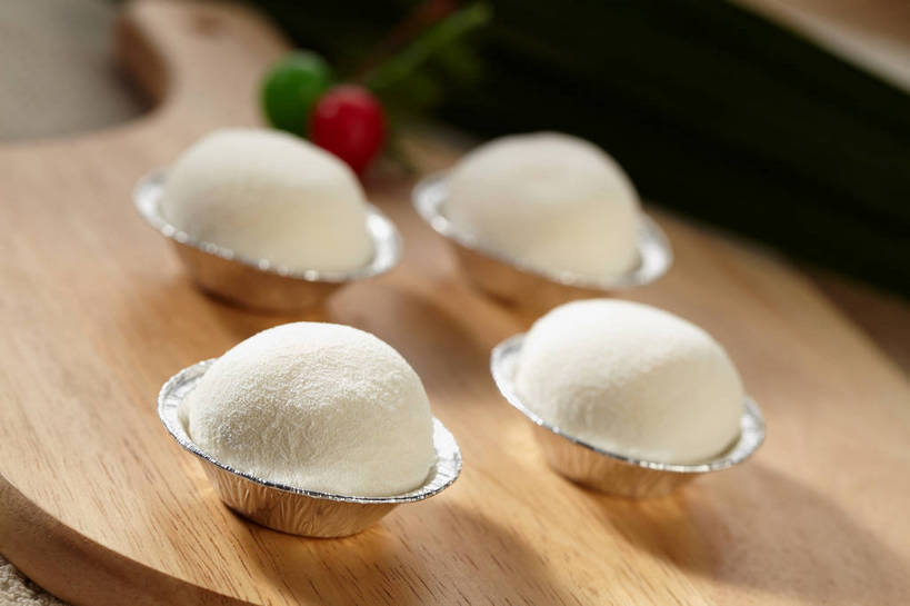 点心,无人,横图,俯视,室内,特写,白天,朦胧,模糊,木制,和果子,食品,甜点,甜品,银色,案板,小吃,砧板,食物,糕点,白色,木制品,甜食,四个,日式,纸托,蛋糕托,蛋糕托纸,蛋糕纸托,彩图,高角度拍摄,日本小吃,雪媚娘,大福,shjb1