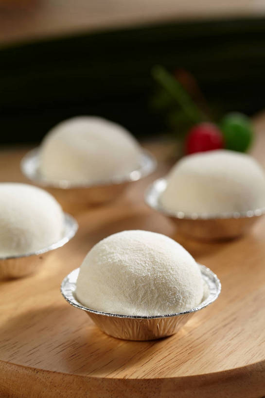 点心,无人,竖图,俯视,室内,特写,白天,朦胧,模糊,木制,和果子,食品,甜点,甜品,银色,案板,小吃,砧板,食物,糕点,白色,木制品,甜食,四个,日式,纸托,蛋糕托,蛋糕托纸,蛋糕纸托,彩图,高角度拍摄,日本小吃,雪媚娘,大福,shjb1