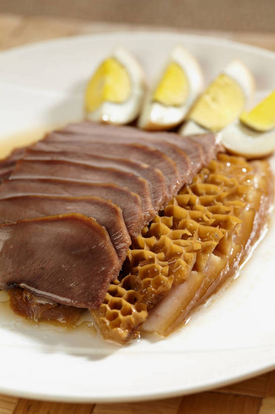 拼盘,无人,竖图,俯视,室内,特写,白天,烹饪,中餐,餐具,一排,许多,切开,朦胧,模糊,整齐,碟子,盘,蛋,鸡蛋,肉,牛肉,料理,食品,很多,卤蛋,冷盘,菜肴,美食,肉类,食物,排列,一个,盘子,碟,切,中式,冷菜,凉菜,佳肴,单个,中华料理,堆,队列,毛肚,卤水拼盘,卤味,剖面,肉食,百叶,牛百叶,切面,卵,舌头,彩图,高角度拍摄,牛肚,牛脷,牛舌,鸡卵,鸡子,卤菜,肚尖,牛胃,shjb1