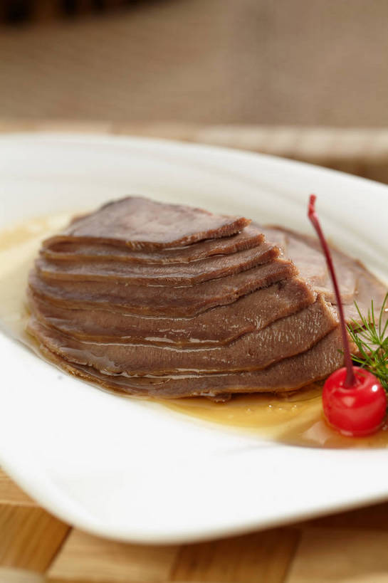 无人,竖图,俯视,室内,特写,白天,烹饪,中餐,餐桌,桌子,樱桃,餐具,水果,叶子,一排,许多,切开,朦胧,模糊,新鲜,整齐,碟子,盘,调料,酱料,酱汁,肉,生食,佐料,牛肉,料理,食品,果实,绿叶,调味品,很多,调味料,酱,冷盘,菜肴,美食,肉类,食物,排列,一个,红色,绿色,盘子,碟,切,中式,嫩叶,冷菜,凉菜,佳肴,有机食品,绿色食品,单个,餐台,中华料理,堆,队列,卤肉,卤味,剖面,肉食,切面,舌头,叶,叶片,樱珠,莺桃,英桃,楔桃,牛桃,荆桃,彩图,高角度拍摄,牛脷,牛舌,shjb1