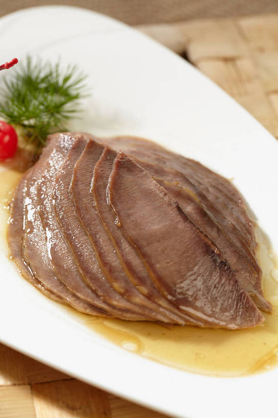 无人,竖图,俯视,室内,特写,白天,烹饪,中餐,餐桌,桌子,樱桃,餐具,水果,叶子,一排,许多,切开,朦胧,模糊,新鲜,整齐,碟子,盘,调料,酱料,酱汁,肉,生食,佐料,牛肉,料理,食品,果实,绿叶,调味品,很多,调味料,酱,冷盘,菜肴,美食,肉类,食物,排列,一个,红色,绿色,盘子,碟,切,中式,嫩叶,冷菜,凉菜,佳肴,有机食品,绿色食品,单个,餐台,中华料理,堆,队列,卤肉,卤味,剖面,肉食,切面,舌头,叶,叶片,樱珠,莺桃,英桃,楔桃,牛桃,荆桃,彩图,高角度拍摄,牛脷,牛舌,shjb1