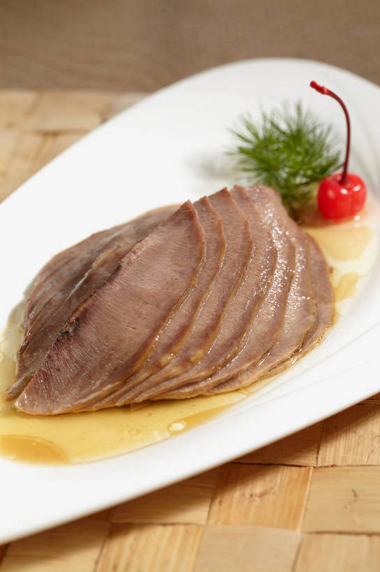 无人,竖图,俯视,室内,特写,白天,烹饪,中餐,餐桌,桌子,樱桃,餐具,水果,叶子,一排,许多,切开,朦胧,模糊,新鲜,整齐,碟子,盘,调料,酱料,酱汁,肉,生食,佐料,牛肉,料理,食品,果实,绿叶,调味品,很多,调味料,酱,冷盘,菜肴,美食,肉类,食物,排列,一个,红色,绿色,盘子,碟,切,中式,嫩叶,冷菜,凉菜,佳肴,有机食品,绿色食品,单个,餐台,中华料理,堆,队列,卤肉,卤味,剖面,肉食,切面,舌头,叶,叶片,樱珠,莺桃,英桃,楔桃,牛桃,荆桃,彩图,高角度拍摄,牛脷,牛舌,shjb1