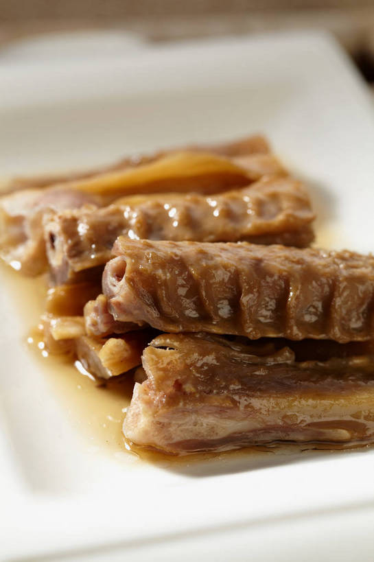 无人,竖图,俯视,室内,特写,白天,烹饪,中餐,餐桌,桌子,餐具,一堆,许多,切开,阴影,堆叠,堆积,朦胧,模糊,反射,碟子,盘,影子,调料,酱料,酱汁,肉,佐料,料理,食品,调味品,很多,调味料,鸭肉,酱,冷盘,菜肴,美食,肉类,食物,一个,白色,盘子,碟,切,中式,冷菜,凉菜,佳肴,单个,餐台,中华料理,堆,卤肉,卤味,剖面,肉食,切面,彩图,高角度拍摄,shjb1,卤鸭翅