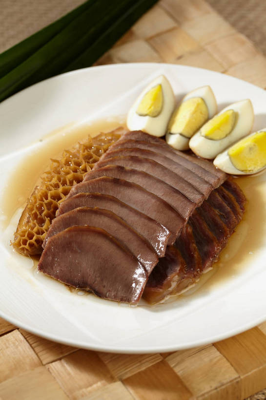 拼盘,无人,竖图,俯视,室内,特写,白天,烹饪,中餐,餐桌,桌子,餐具,一排,许多,切开,阴影,朦胧,模糊,整齐,反射,碟子,盘,影子,蛋,鸡蛋,肉,牛肉,料理,食品,很多,卤蛋,冷盘,菜肴,美食,肉类,食物,排列,一个,盘子,碟,切,中式,冷菜,凉菜,佳肴,单个,餐台,中华料理,堆,队列,毛肚,卤水拼盘,卤味,剖面,肉食,百叶,牛百叶,切面,卵,舌头,彩图,高角度拍摄,牛肚,牛脷,牛舌,鸡卵,鸡子,卤菜,肚尖,牛胃,shjb1