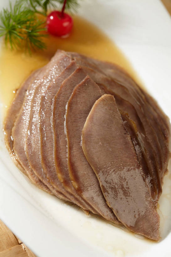 无人,竖图,俯视,室内,特写,白天,烹饪,中餐,餐桌,桌子,樱桃,餐具,水果,叶子,一排,许多,切开,朦胧,模糊,新鲜,整齐,碟子,盘,调料,酱料,酱汁,肉,生食,佐料,牛肉,料理,食品,果实,绿叶,调味品,很多,调味料,酱,冷盘,菜肴,美食,肉类,食物,排列,一个,红色,绿色,盘子,碟,切,中式,嫩叶,冷菜,凉菜,佳肴,有机食品,绿色食品,单个,餐台,中华料理,堆,队列,卤肉,卤味,剖面,肉食,切面,舌头,叶,叶片,樱珠,莺桃,英桃,楔桃,牛桃,荆桃,彩图,高角度拍摄,牛脷,牛舌,shjb1