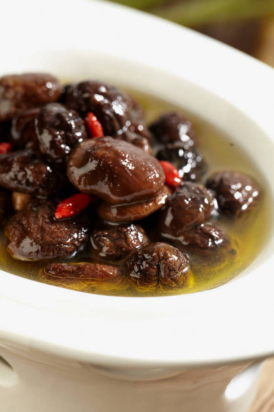 无人,竖图,俯视,室内,特写,白天,烹饪,中餐,植物,餐桌,桌子,蔬菜,叶子,一堆,许多,堆叠,堆积,朦胧,模糊,新鲜,陶瓷,菌菇,香菇,料理,食品,果实,绿叶,草药,药草,陶瓷制品,很多,菌类,菜肴,美食,中药,食物,一个,红色,绿色,白色,容器,碗,中式,嫩叶,食用菌,佳肴,有机食品,绿色食品,单个,餐台,中华料理,储藏,堆,枸杞子,枸杞,真菌,储存,药材,中草药,中药材,本草,苟起子,枸杞豆,枸杞果,血杞子,椎茸,叶,叶片,彩图,高角度拍摄,平庄菇,香菌,香蕈,贮存,shjb1,菌菇煲