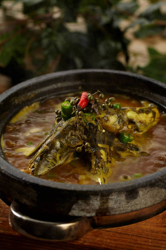 无人,竖图,俯视,室内,特写,白天,烹饪,中餐,餐桌,桌子,辣椒,蔬菜,厨具,叶子,朦胧,模糊,新鲜,锅子,石锅,青椒,调味,肉,香料,鱼肉,佐料,料理,食品,绿叶,锅,菜肴,美食,肉类,食物,一个,红色,绿色,中式,嫩叶,佳肴,有机食品,绿色食品,单个,餐台,锅具,中华料理,花椒,山椒,配料,肉食,烹饪用具,辣角,红海椒,大椒,辣虎,广椒,作料,湖南菜,湘菜,大花椒,狗椒,红花椒,青花椒,蜀椒,香椒,叶,叶片,烹调用具,辣子,红辣椒,红椒,海椒,番椒,烹调,彩图,高角度拍摄,麻椒,shjb1,金福鱼,石锅鱼