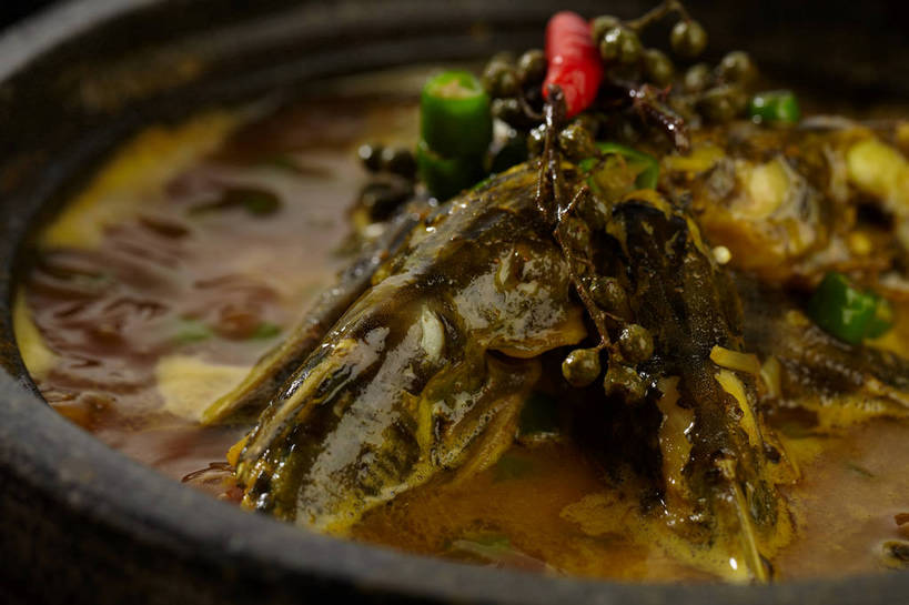 无人,横图,俯视,室内,特写,白天,烹饪,中餐,餐桌,桌子,辣椒,蔬菜,厨具,叶子,朦胧,模糊,新鲜,锅子,石锅,青椒,调味,肉,香料,鱼肉,佐料,料理,食品,绿叶,锅,菜肴,美食,肉类,食物,一个,红色,绿色,中式,嫩叶,佳肴,有机食品,绿色食品,单个,餐台,锅具,中华料理,花椒,山椒,配料,肉食,烹饪用具,辣角,红海椒,大椒,辣虎,广椒,作料,湖南菜,湘菜,大花椒,狗椒,红花椒,青花椒,蜀椒,香椒,叶,叶片,烹调用具,辣子,红辣椒,红椒,海椒,番椒,烹调,彩图,高角度拍摄,麻椒,shjb1,金福鱼,石锅鱼