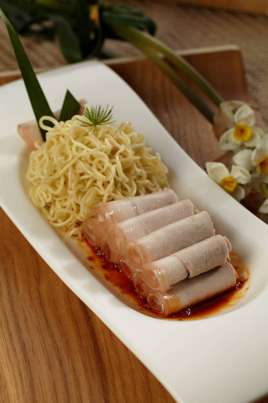 面食,面条,无人,竖图,俯视,室内,特写,白天,爱情,烹饪,陶醉,中餐,餐桌,桌子,水仙花,餐具,叶子,一排,许多,朦胧,模糊,整齐,盛开,碟子,盘,面,肉,料理,食品,绿叶,很多,花蕾,猪肉,菜肴,美食,肉类,花,花瓣,花朵,鲜花,食物,排列,一个,盘子,碟,花苞,花蕊,中式,嫩叶,佳肴,单个,餐台,中华料理,堆,队列,记忆,肉食,豚肉,金盏银台,玉玲珑,女史花,雅蒜,天蒜,肉卷,敬意,自恋,凌波仙子,水仙,天葱,叶,叶片,彩图,高角度拍摄,shjb1