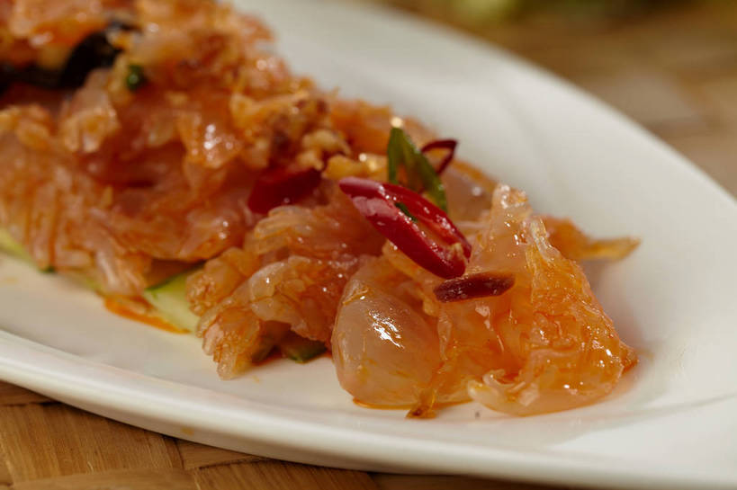 无人,横图,俯视,室内,特写,白天,烹饪,中餐,餐桌,桌子,黄瓜,辣椒,蔬菜,餐具,一堆,许多,堆叠,堆积,朦胧,模糊,新鲜,碟子,盘,料理,食品,很多,冷盘,菜肴,美食,食物,一个,红色,绿色,白色,盘子,碟,中式,冷菜,凉拌海蜇头,凉菜,佳肴,有机食品,绿色食品,单个,餐台,中华料理,堆,海蜇头,辣角,红海椒,大椒,辣虎,广椒,本帮菜,沪菜,上海菜,青瓜,辣子,胡瓜,红辣椒,海椒,番椒,彩图,高角度拍摄,shjb1