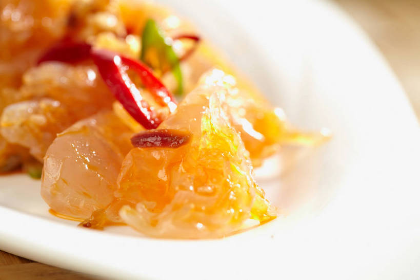 无人,横图,俯视,室内,特写,白天,烹饪,中餐,餐桌,桌子,黄瓜,辣椒,蔬菜,餐具,一堆,许多,堆叠,堆积,朦胧,模糊,新鲜,盛开,碟子,盘,料理,食品,很多,花蕾,冷盘,菜肴,美食,花,花瓣,花朵,鲜花,食物,一个,红色,绿色,白色,盘子,碟,花苞,花蕊,中式,冷菜,凉拌海蜇头,凉菜,佳肴,有机食品,绿色食品,单个,餐台,中华料理,堆,海蜇头,辣角,红海椒,大椒,辣虎,广椒,本帮菜,沪菜,上海菜,青瓜,辣子,胡瓜,红辣椒,海椒,番椒,彩图,高角度拍摄,shjb1