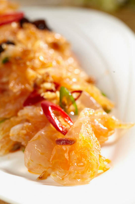 无人,竖图,俯视,室内,特写,白天,烹饪,中餐,餐桌,桌子,黄瓜,辣椒,蔬菜,餐具,一堆,许多,堆叠,堆积,朦胧,模糊,新鲜,盛开,碟子,盘,料理,食品,很多,花蕾,冷盘,菜肴,美食,花,花瓣,花朵,鲜花,食物,一个,红色,绿色,白色,盘子,碟,花苞,花蕊,中式,冷菜,凉拌海蜇头,凉菜,佳肴,有机食品,绿色食品,单个,餐台,中华料理,堆,海蜇头,辣角,红海椒,大椒,辣虎,广椒,本帮菜,沪菜,上海菜,青瓜,辣子,胡瓜,红辣椒,海椒,番椒,彩图,高角度拍摄,shjb1