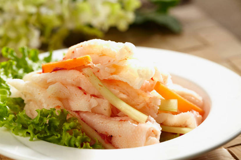 无人,横图,俯视,室内,特写,白天,烹饪,中餐,餐桌,桌子,萝卜,胡萝卜,蔬菜,餐具,叶子,一堆,许多,切开,堆叠,堆积,朦胧,模糊,新鲜,盛开,碟子,盘,葱,青葱,生菜,莴苣,调料,料理,食品,绿叶,调味品,很多,调味料,花蕾,菜肴,美食,花,花瓣,花朵,鲜花,食物,一个,绿色,盘子,碟,花苞,花蕊,切,橙色,中式,嫩叶,佳肴,有机食品,绿色食品,单个,餐台,中华料理,泡椒,堆,川菜,黄萝卜,番萝卜,凤爪,鸡爪,剖面,切面,春菜,鹅仔菜,莴仔菜,千金菜,叶用莴苣,四川菜,叶,叶片,红萝卜,甘荀,彩图,高角度拍摄,鸡脚,丁香萝卜,胡芦菔金,金笋,鱼辣子,泡椒凤爪,shjb1