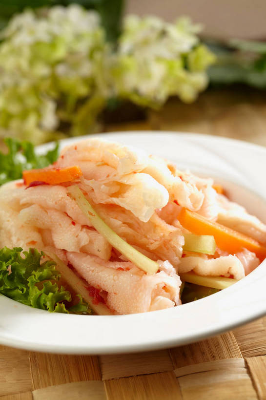 无人,竖图,俯视,室内,特写,白天,烹饪,中餐,餐桌,桌子,萝卜,胡萝卜,蔬菜,餐具,叶子,一堆,许多,切开,堆叠,堆积,朦胧,模糊,新鲜,盛开,碟子,盘,葱,青葱,生菜,莴苣,调料,料理,食品,绿叶,调味品,很多,调味料,花蕾,菜肴,美食,花,花瓣,花朵,鲜花,食物,一个,绿色,盘子,碟,花苞,花蕊,切,橙色,中式,嫩叶,佳肴,有机食品,绿色食品,单个,餐台,中华料理,泡椒,堆,川菜,黄萝卜,番萝卜,凤爪,鸡爪,剖面,切面,春菜,鹅仔菜,莴仔菜,千金菜,叶用莴苣,四川菜,叶,叶片,红萝卜,甘荀,彩图,高角度拍摄,鸡脚,丁香萝卜,胡芦菔金,金笋,鱼辣子,泡椒凤爪,shjb1