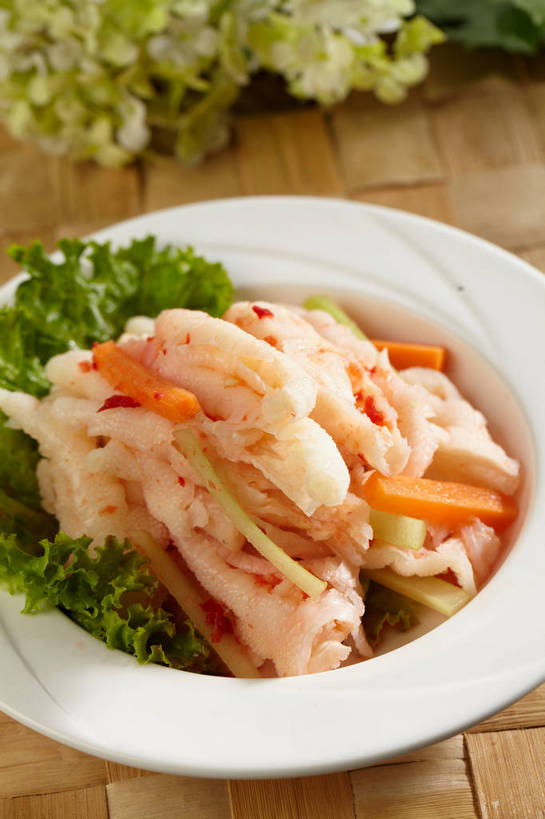 无人,竖图,俯视,室内,特写,白天,烹饪,中餐,餐桌,桌子,萝卜,胡萝卜,蔬菜,餐具,叶子,一堆,许多,切开,堆叠,堆积,朦胧,模糊,新鲜,盛开,碟子,盘,葱,青葱,生菜,莴苣,调料,料理,食品,绿叶,调味品,很多,调味料,花蕾,菜肴,美食,花,花瓣,花朵,鲜花,食物,一个,绿色,盘子,碟,花苞,花蕊,切,橙色,中式,嫩叶,佳肴,有机食品,绿色食品,单个,餐台,中华料理,泡椒,堆,川菜,黄萝卜,番萝卜,凤爪,鸡爪,剖面,切面,春菜,鹅仔菜,莴仔菜,千金菜,叶用莴苣,四川菜,叶,叶片,红萝卜,甘荀,彩图,高角度拍摄,鸡脚,丁香萝卜,胡芦菔金,金笋,鱼辣子,泡椒凤爪,shjb1