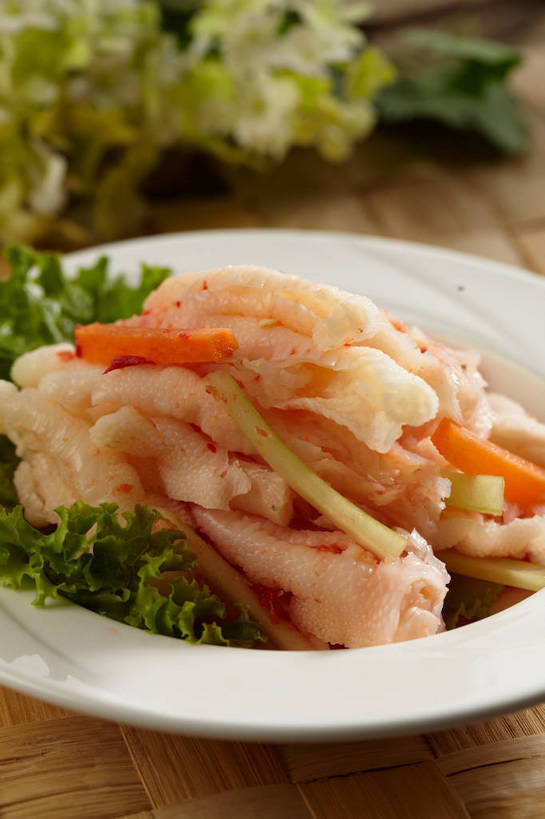 无人,竖图,俯视,室内,特写,白天,烹饪,中餐,餐桌,桌子,萝卜,胡萝卜,蔬菜,餐具,叶子,一堆,许多,切开,堆叠,堆积,朦胧,模糊,新鲜,盛开,碟子,盘,葱,青葱,生菜,莴苣,调料,料理,食品,绿叶,调味品,很多,调味料,花蕾,菜肴,美食,花,花瓣,花朵,鲜花,食物,一个,绿色,盘子,碟,花苞,花蕊,切,橙色,中式,嫩叶,佳肴,有机食品,绿色食品,单个,餐台,中华料理,泡椒,堆,川菜,黄萝卜,番萝卜,凤爪,鸡爪,剖面,切面,春菜,鹅仔菜,莴仔菜,千金菜,叶用莴苣,四川菜,叶,叶片,红萝卜,甘荀,彩图,高角度拍摄,鸡脚,丁香萝卜,胡芦菔金,金笋,鱼辣子,泡椒凤爪,shjb1