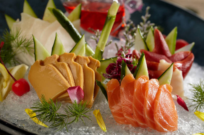 海鲜,拼盘,三文鱼,无人,横图,俯视,室内,特写,白天,烹饪,餐桌,桌子,鲑鱼,樱桃,黄瓜,芦笋,蔬菜,餐具,水果,切开,朦胧,模糊,新鲜,鱼,碟子,盘,冰,肉,生食,鱼肉,日本料理,冰块,料理,食品,果实,花蕾,蔬果,冷冻,水产,冷盘,菜肴,美食,肉类,鱼类,海洋生物,花,花瓣,花朵,鲜花,食物,排列,一个,红色,绿色,盘子,碟,日式料理,花苞,花蕊,切,日式,寒冷,冷菜,凉菜,佳肴,有机食品,绿色食品,冷藏,单个,餐台,冰冷,水生动物,海产品,水生物,剖面,肉食,海底动物,北极贝,切面,鲑,保鲜,摆列,伞签,樱珠,莺桃,英桃,楔桃,牛桃,荆桃,猪尾巴,药鸡豆子,石刁柏,青瓜,蚂蚁杆,龙须菜,狼尾巴根,胡瓜,彩图,高角度拍摄,布列,分列,shjb1,刺身拼盘