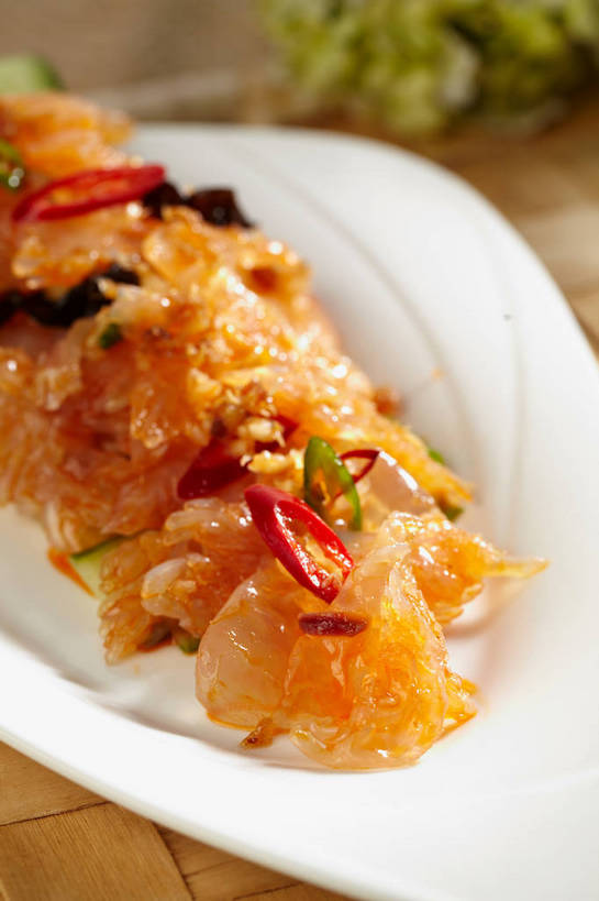 无人,竖图,俯视,室内,特写,白天,烹饪,中餐,植物,餐桌,桌子,辣椒,蔬菜,餐具,叶子,朦胧,模糊,新鲜,盛开,碟子,盘,料理,食品,花蕾,冷盘,菜肴,美食,花,花瓣,花朵,花卉,鲜花,食物,一个,红色,绿色,白色,盘子,碟,花苞,花蕊,中式,冷菜,凉拌海蜇头,凉菜,佳肴,有机食品,绿色食品,单个,餐台,中华料理,海蜇头,辣角,红海椒,大椒,辣虎,广椒,本帮菜,沪菜,上海菜,辣子,红辣椒,海椒,番椒,彩图,高角度拍摄,shjb1