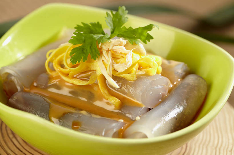 无人,横图,俯视,室内,特写,白天,烹饪,中餐,桌面,桌子,蔬菜,叶子,朦胧,模糊,新鲜,木制,陶瓷,木桌,香菜,蛋,蛋皮,调料,鸡蛋,酱料,酱汁,佐料,料理,食品,绿叶,陶瓷制品,调味品,调味料,酱,凉皮,菜肴,美食,食物,一个,绿色,木制品,容器,碗,中式,嫩叶,佳肴,有机食品,绿色食品,单个,中华料理,储藏,储存,胡菜,香荽,原荽,园荽,芫荽,卵,胡荽,莞荽,芫茜,芫蓿,莚葛草,莚荽菜,陕西凉皮,叶,叶片,彩图,高角度拍摄,鸡卵,鸡子,木桌子,贮存,shjb1