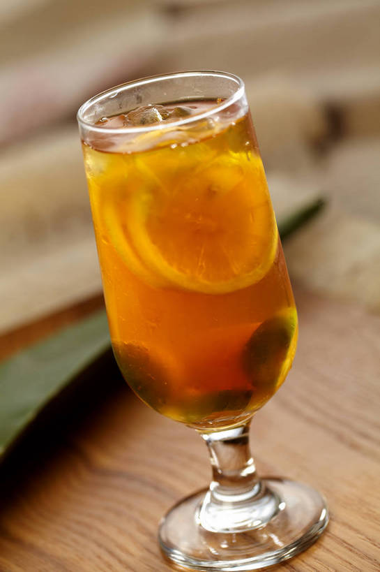 无人,竖图,俯视,室内,特写,白天,幸福,餐桌,茶,桌子,柠檬,杯子,水果,叶子,许多,切开,朦胧,模糊,漂浮,新鲜,冰,生食,红茶,冰块,茶叶,果实,绿叶,柠檬红茶,很多,娱乐,冷冻,玻璃制品,一个,绿色,水杯,切,享受,休闲,温馨,嫩叶,放松,寒冷,乐趣,有机食品,绿色食品,冷藏,单个,餐台,漂流,冰冷,提神,舒适,醒脑,剖面,切面,保鲜,流浪,流落,流散,漂泊,飘泊,飘流,叶,叶片,玻璃杯,益母果,柠果,彩图,高角度拍摄,shjb1