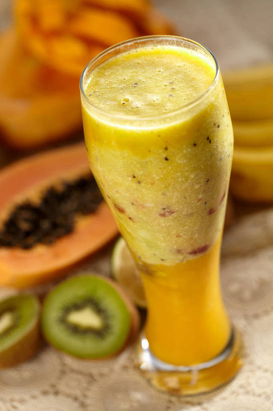 果汁,无人,竖图,俯视,室内,特写,白天,餐桌,桌子,猕猴桃,木瓜,柠檬,水果,切开,朦胧,模糊,新鲜,生食,果实,饮品,一杯,饮料,黄色,绿色,切,橙色,有机食品,绿色食品,餐台,青柠,莱姆,可口,剖面,切面,奶匏,蓬生果,乳瓜,石瓜,万寿匏,适口,益母果,万寿果,奇异果,柠果,猕猴梨,番木瓜,彩图,高角度拍摄,莱檬,shjb1