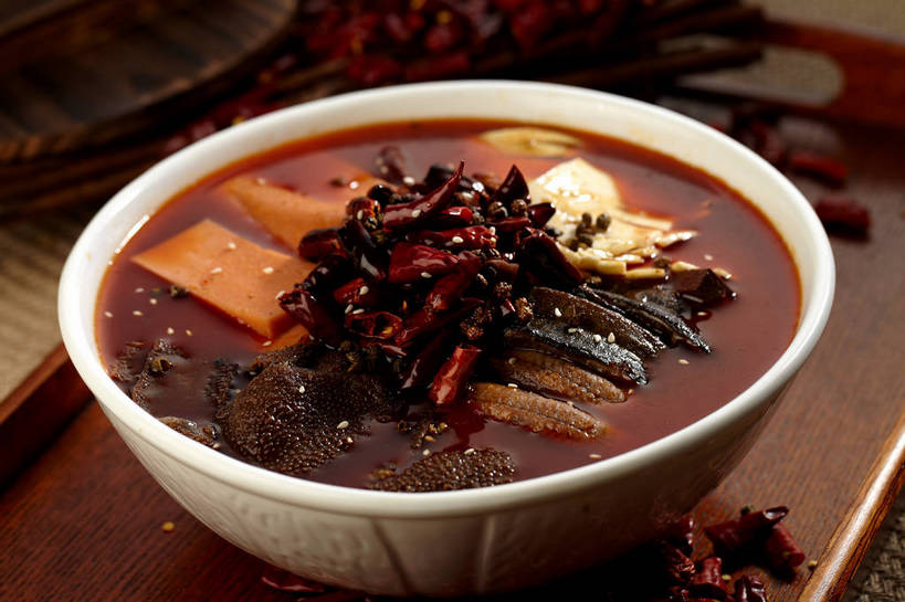 无人,横图,俯视,室内,特写,白天,烹饪,中餐,桌面,桌子,辣椒,蔬菜,一堆,许多,阴影,堆叠,堆积,新鲜,反射,血,木制,影子,陶瓷,木桌,青椒,调味,肉,香料,芝麻,佐料,牛肉,料理,食品,陶瓷制品,很多,菜肴,美食,肉类,食物,一个,白色,木制品,容器,碗,中式,血液,白芝麻,佳肴,有机食品,绿色食品,单个,中华料理,储藏,堆,花椒,山椒,配料,储存,毛肚,川菜,毛血旺,肉食,百叶,牛百叶,辣角,红海椒,大椒,辣虎,广椒,脂麻,胡麻,白麻,巨胜子,作料,油麻,鸭血,四川菜,大花椒,狗椒,红花椒,青花椒,蜀椒,香椒,辣子,红辣椒,红椒,海椒,番椒,彩图,高角度拍摄,牛肚,木桌子,肚尖,牛胃,贮存,麻椒,shjb1