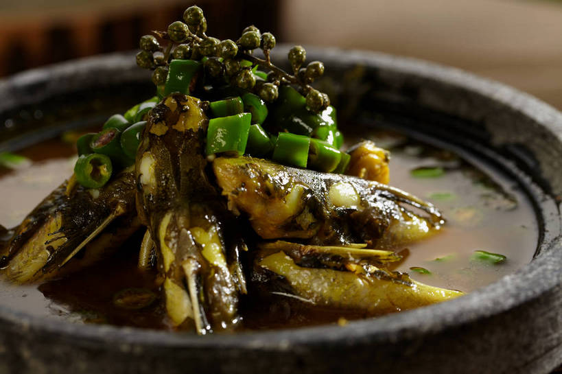 无人,横图,俯视,室内,特写,白天,烹饪,中餐,餐桌,桌子,辣椒,蔬菜,厨具,一堆,许多,堆叠,堆积,朦胧,模糊,新鲜,锅子,石锅,青椒,调味,肉,香料,鱼肉,佐料,料理,食品,很多,锅,菜肴,美食,肉类,食物,一个,绿色,中式,佳肴,有机食品,绿色食品,单个,餐台,锅具,中华料理,堆,花椒,山椒,配料,肉食,烹饪用具,辣角,红海椒,大椒,辣虎,广椒,作料,湖南菜,湘菜,大花椒,狗椒,红花椒,青花椒,蜀椒,香椒,烹调用具,辣子,红辣椒,红椒,海椒,番椒,烹调,彩图,高角度拍摄,shjb1,金福鱼,石锅鱼