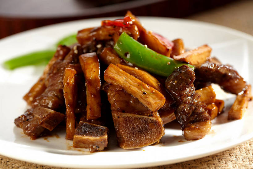 骨骼,无人,横图,俯视,室内,特写,白天,烹饪,中餐,餐桌,桌子,辣椒,蔬菜,餐具,一堆,许多,阴影,堆叠,堆积,朦胧,模糊,新鲜,反射,碟子,盘,影子,茭白,排骨,肉,料理,食品,骨头,很多,猪肉,菜肴,美食,肉类,食物,一个,绿色,盘子,碟,中式,佳肴,有机食品,绿色食品,单个,餐台,中华料理,堆,骨架,小排,肉食,辣角,红海椒,大椒,辣虎,广椒,豚肉,茭瓜,出隧,高笋,菰菜,菰蒋子,菰手,菰首,菰笋,茭粑,茭耳菜,茭首,茭笋,绿节,辣子,红辣椒,海椒,番椒,彩图,高角度拍摄,shjb1