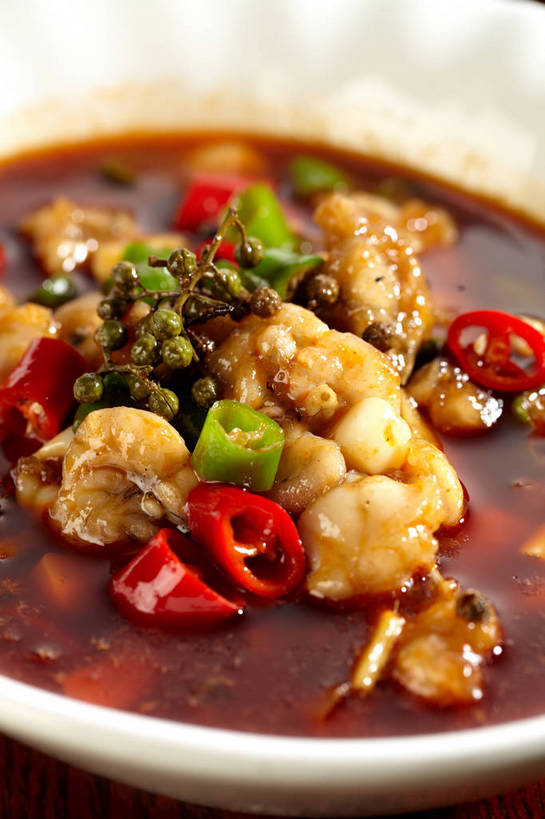 无人,竖图,俯视,室内,特写,白天,烹饪,中餐,野生动物,辣椒,蔬菜,切开,新鲜,陶瓷,青椒,调料,调味,酱料,酱汁,肉,香料,佐料,料理,食品,陶瓷制品,调味品,调味料,酱,牛蛙,菜肴,美食,肉类,食物,一个,红色,绿色,动物,容器,碗,切,中式,可爱,活泼,佳肴,有机食品,绿色食品,单个,中华料理,储藏,花椒,山椒,配料,储存,川菜,剖面,肉食,切面,辣角,红海椒,大椒,辣虎,广椒,作料,四川菜,大花椒,狗椒,红花椒,青花椒,蜀椒,香椒,辣子,红辣椒,红椒,海椒,番椒,彩图,高角度拍摄,贮存,shjb1,馋嘴牛蛙,馋嘴蛙