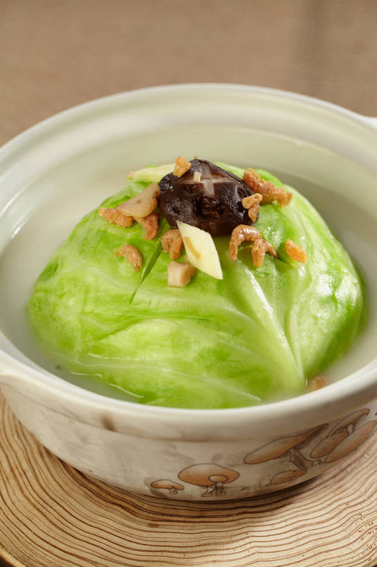 无人,竖图,俯视,室内,特写,白天,烹饪,西餐,桌面,桌子,蔬菜,椰菜,卷心菜,切开,新鲜,木制,陶瓷,木桌,菌菇,香菇,蔬菜汤,汤,料理,食品,陶瓷制品,菌类,豆苗,菜肴,美食,食物,一个,绿色,白色,木制品,容器,碗,切,甘蓝,食用菌,西式,佳肴,有机食品,绿色食品,单个,储藏,真菌,储存,豌豆苗,剖面,切面,豌豆藤,椎茸,羹汤,甘蓝菜,结球甘蓝,甘兰,包心菜,彩图,高角度拍摄,平庄菇,香菌,香蕈,圆白菜,木桌子,贮存,shjb1,上汤豆苗