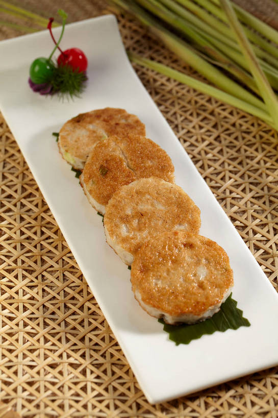 无人,竖图,俯视,室内,特写,白天,烹饪,中餐,餐桌,桌子,樱桃,餐具,水果,叶子,一排,新鲜,整齐,碟子,盘,肉,生食,鱼肉,料理,食品,果实,绿叶,肉饼,菜肴,美食,肉类,食物,排列,两个,一个,红色,绿色,盘子,碟,四个,中式,嫩叶,佳肴,有机食品,绿色食品,单个,餐台,中华料理,队列,肉食,鱼饼,叶,叶片,樱珠,莺桃,英桃,楔桃,牛桃,荆桃,彩图,高角度拍摄,shjb1,香煎鱼饼