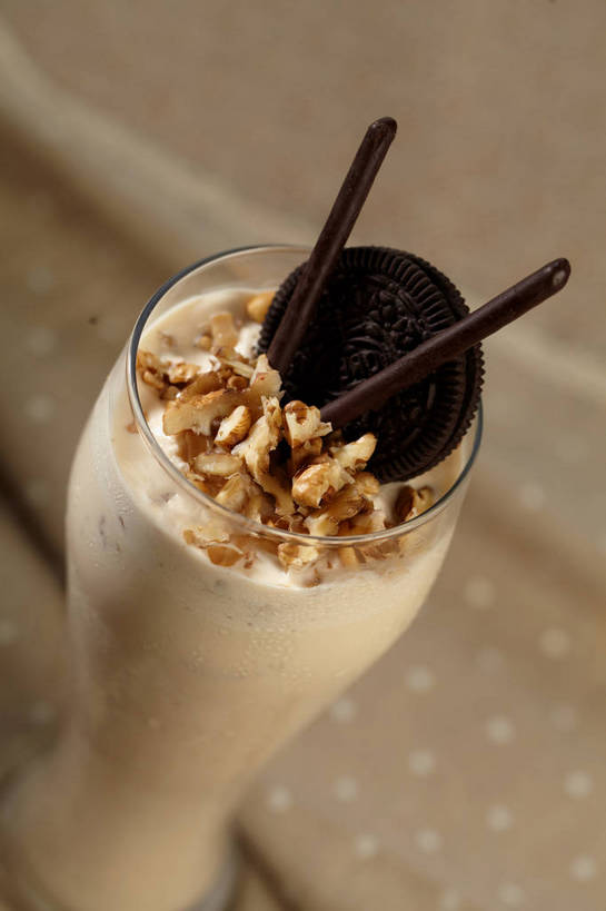 点心,无人,竖图,俯视,室内,特写,白天,餐桌,桌子,杯子,切开,朦胧,模糊,食品,糖,糖果,坚果,甜点,甜品,果实,一杯,玻璃制品,食物,饮料,一个,水杯,饼干,甜食,干果,零食,巧克力,切,冰淇淋,单个,餐台,鲜奶,朱古力,奶昔,剖面,巧克力饼干,切面,玻璃杯,彩图,高角度拍摄,shjb1